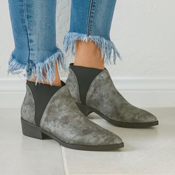 Snake Textured Pointy Toe Chelsea Ankle Bootie - Picture 5 of 8